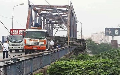 Hải Phòng: Ô tô tải bị lật do nổ lốp khiến 2 người thương vong