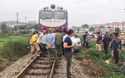 Kinh hoàng xe hơi bị tàu hỏa đâm ngang sườn vì chết máy trên đường ray