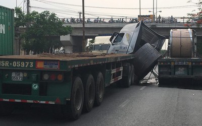 Clip: Nhiều người thoát nạn khi xe container chở hàng chục tấn thép cuộn bị trôi