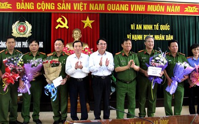 Khen thưởng ban chuyên án phá vụ giết nữ chủ tiệm cắt tóc, cướp tài sản rồi đốt xác phi tang