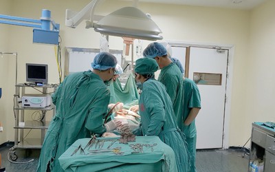 Phẫu thuật cắt bỏ khối u nặng 2kg ở tuyến ức cho nữ bệnh nhân