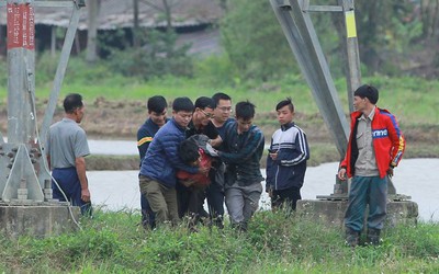 Quá trình giải cứu người đàn ông nghi “ngáo đá” cố thủ trên cột điện cao thế gần 2 ngày