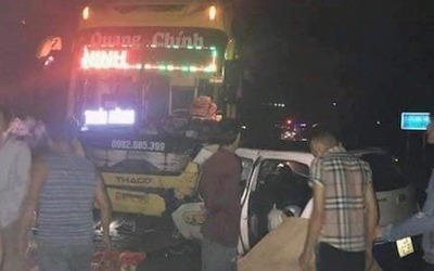 Taxi đâm trực diện xe khách, 5 người thương vong trong đêm