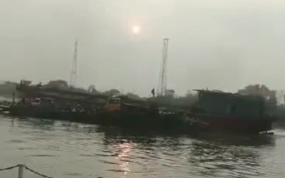 Nhiều hành khách nhảy xuống sông khi tàu chở hàng đâm vào phà ở Hải Dương