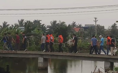 Thực nghiệm hiện trường vụ án thanh niên nghi “ngáo đá” sát hại nữ sinh lớp 9