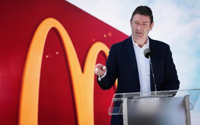 McDonald's sa thải CEO do phát hiện quan hệ bất chính với nữ nhân viên