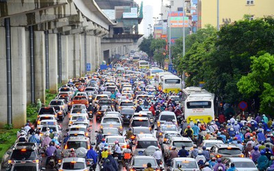 Khắc phục tình trạng ổ gà, hố ga gây mất an toàn giao thông trên đường Trần Phú, Hà Đông