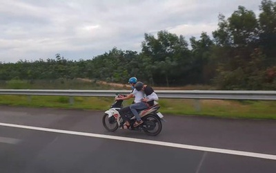 Nhiều xe máy chạy vun vút vào cao tốc vì "Google map"