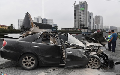 Video: Ô tô Camry tông vào đuôi xe tải trên cao tốc, tài xế phi ra khi xe bốc cháy