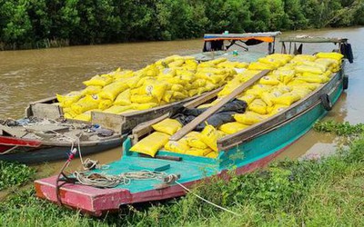 Phát hiện 2 chiếc ghe chở 50 tấn chất thải nguy hại và nhựa phế liệu