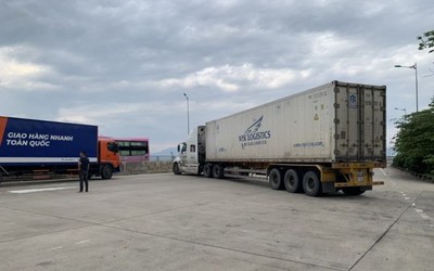 Xem xét xử lý hình sự lái xe container chặn đường cao tốc để phản ứng CSGT