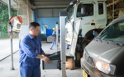 Xe thiết kế 1 đèn lùi, xe dán đề can trang trí vẫn được đăng kiểm