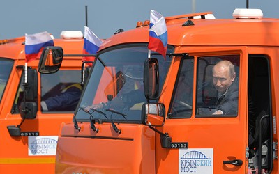 Không chỉ lái chiếc xe tải Kamaz, TT Putin từng trổ tài điều khiển nhiều phương tiện