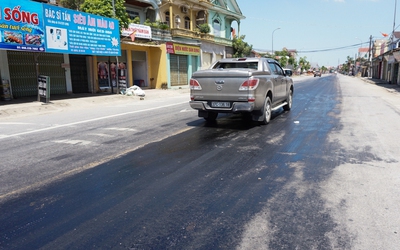 Người dân quay cuồng trong nắng nóng, mặt đường chảy nhựa giữa trưa