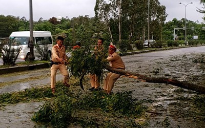 Hình ảnh đẹp miền Trung sau bão số 5: Công nhân dầm mình nối điện, cảnh sát ướt áo kéo cây