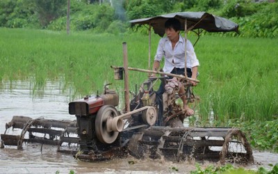 Clip: Gặp gỡ người biến máy bừa thành "thủy phi cơ" cày ruộng