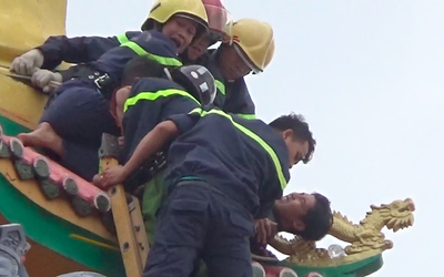 Clip: Nghẹt thở giây phút giải cứu thanh niên cố thủ trên nóc chùa
