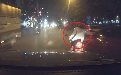 Clip: Ô tô chuyển làn không quan sát bất ngờ 'đốn ngã' xe máy