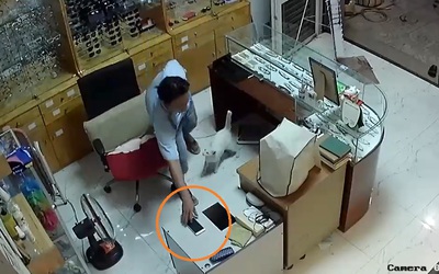 Clip: Người đàn ông trộm điện thoại cực nhanh trong tiệm mắt kính