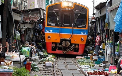 Clip: Khám phá khu chợ "đánh đu với thần chết" nổi tiếng ở Thái Lan