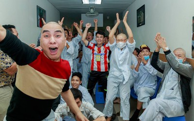 Clip: Quên đau đớn, bệnh nhân vỡ òa với chiến thắng của U23 Việt Nam