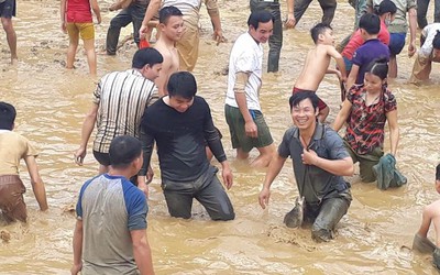 Clip: Hàng trăm người dân lao xuống hồ tranh nhau bắt cá cầu may