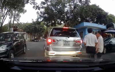Mặc người đi đường bấm còi, 2 tài xế ô tô vẫn thản nhiên đứng nói chuyện