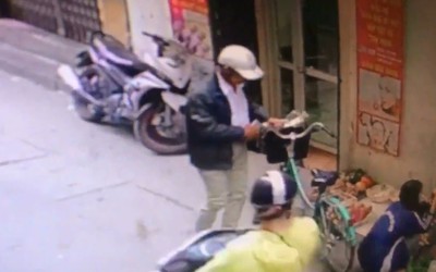 Clip: Người đàn ông thản nhiên móc trộm ví ngay giữa phố