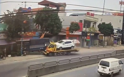 Clip: Xe cứu hộ tông thẳng vào xe tải rồi lao vào nhà dân