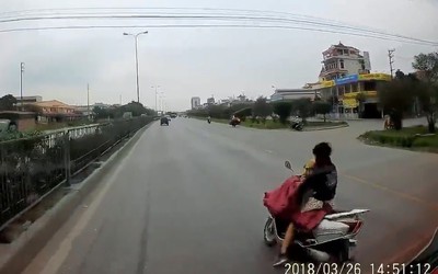 Clip: Cởi áo mưa khi đang lái xe, nữ tài xế suýt chết trước đầu ô tô