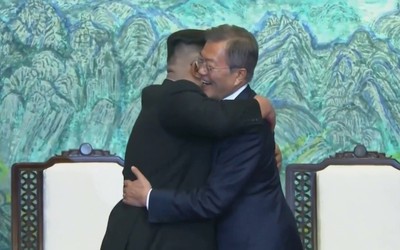 Clip: Cái ôm lịch sử giữa Tổng thống Moon Jae-in và nhà lãnh đạo Kim Jong-un