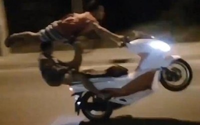 Clip: 2 thanh niên "làm xiếc" trên xe máy ở Hà Nội lên báo Anh