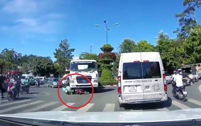 Clip: Đi vào điểm mù, người đàn ông thoát chết dưới bánh xe bồn