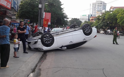 Clip: Ô tô lật ngửa giữa đường sau khi tông vào hông xe Mazda