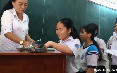 Clip: Cô giáo thưởng tiền cho học sinh đạt từ 6,5 điểm gây sốt