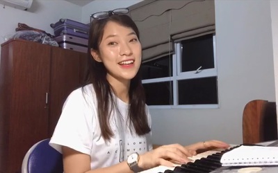 Clip: Khánh Vy lại đốn tim fan khi cover "Bùa Yêu" của Bích Phương