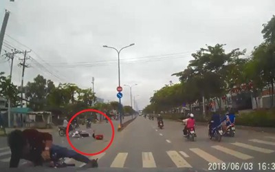 Clip: Va chạm với xe máy, nam thanh niên lao thẳng vào đầu ô tô