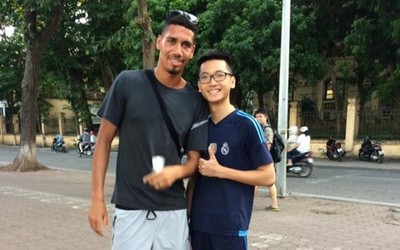 Lỡ hẹn World Cup, Smalling sang Việt Nam đá cầu với người hâm mộ