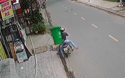 Clip: Hai thanh niên loay hoay trộm thùng rác giữa phố Sài Gòn