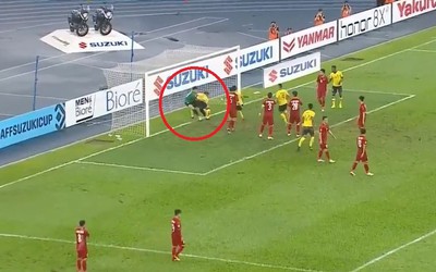 CĐV bức xúc khi Văn Lâm bị cầu thủ Malaysia húc ngã sau pha rút ngắn tỉ số
