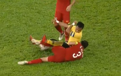 Clip: Những pha chơi xấu của ĐT Malaysia khiến các cầu thủ Việt Nam đau đớn