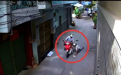 Clip: Nam thanh niên khống chế tài xế, cướp xe ôm ngay giữa ban ngày