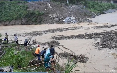 Clip: Người dân liều mình vớt củi bên miệng hà bá