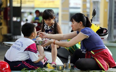 Tâm lý "con nhà người ta" của phụ huynh buộc trẻ gồng mình gánh áp lực