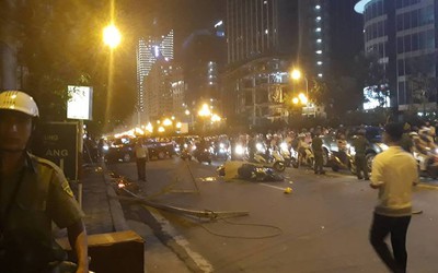 Nóng: Kinh hoàng cột sắt rơi từ chung cư, một người phụ nữ đang đi đường tử vong