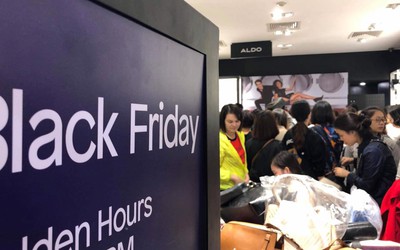 Hà Nội: Tắc đường, nhiều cửa hàng "vỡ trận" vì Black Friday