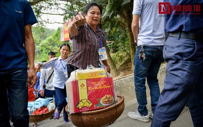 Kiếm tiền triệu mỗi ngày nhờ việc gánh đồ lễ cho khách trẩy hội tại đền Hùng