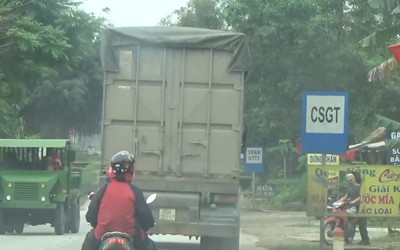 Tuyên Quang: “Phù phép container" vô tư chở quá khổ, quá tải qua mắt lực lượng chức năng