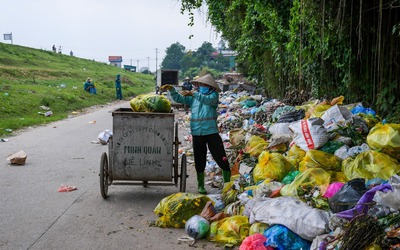 Chủ tịch Hà Nội Nguyễn Đức Chung chỉ đạo khẩn vụ rác thải từ khu cách ly Hạ Lôi