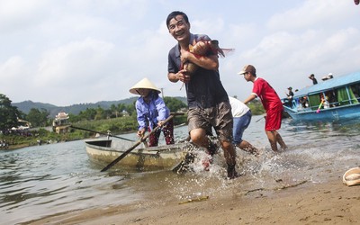 Độc đáo cảnh ôm cá trắm “khủng” đi thi ở Quảng Bình